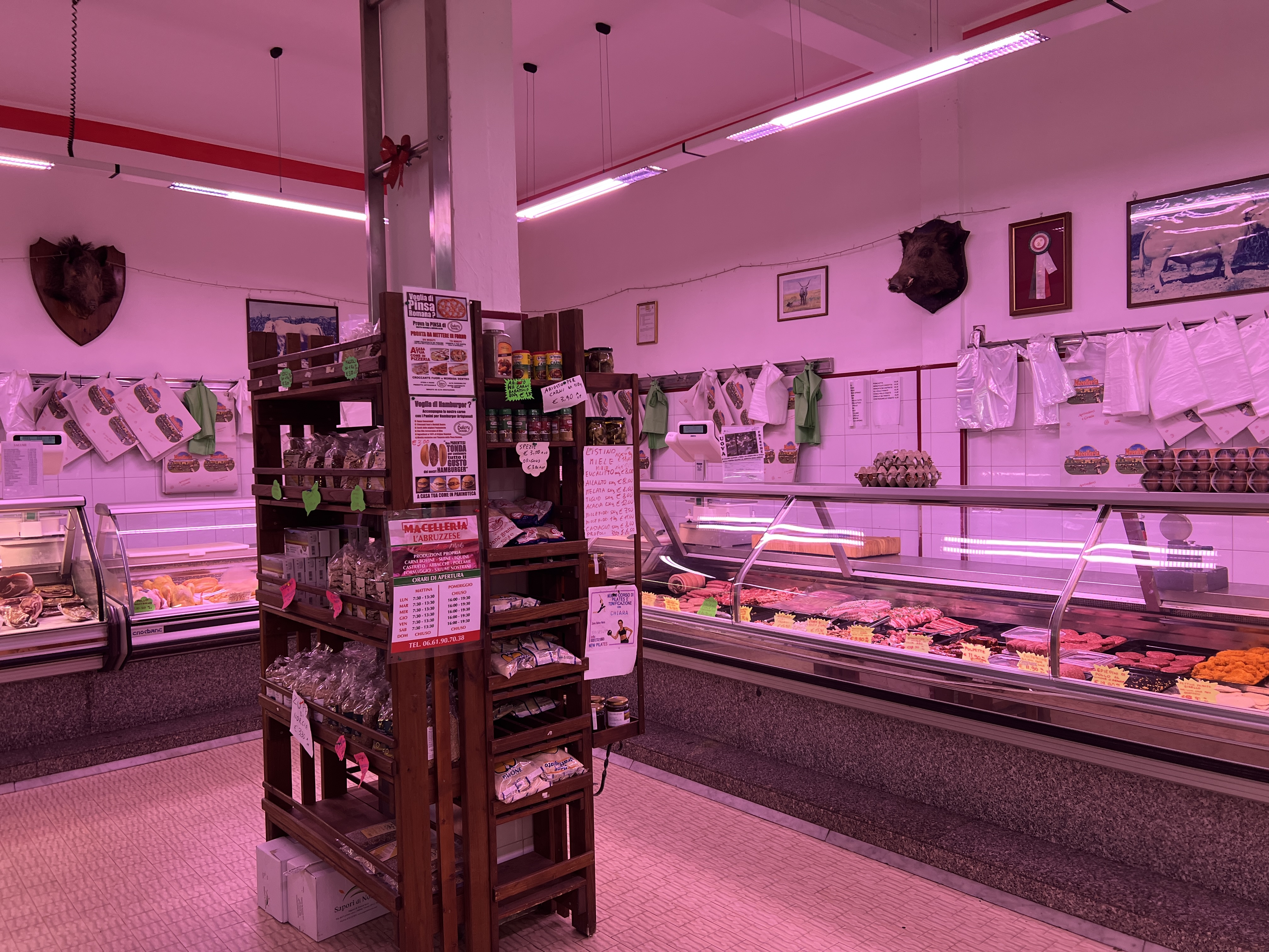 Interno negozio — espositore centrale